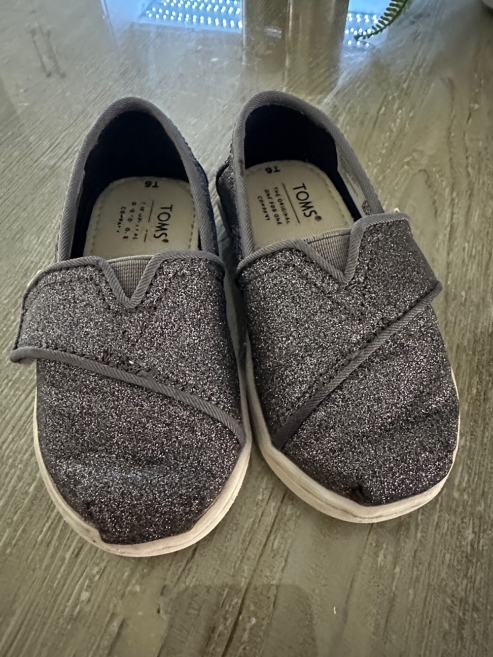 Toms Kids Glitter Slip-On Sneakers in Charcoal Gray